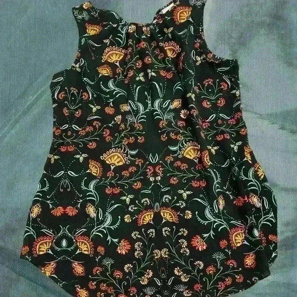 CAbi legend sleeveless top. - Picture 4 of 9